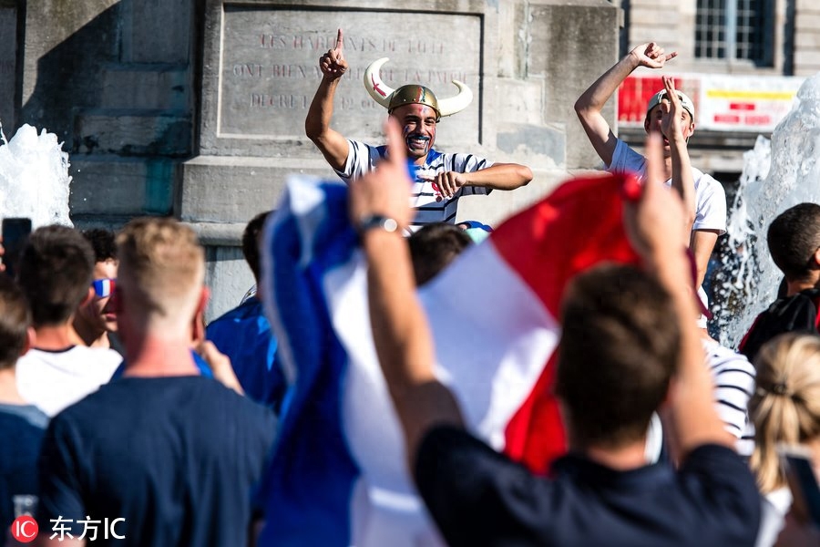 历史性胜利配得上这样的庆祝 法国球迷纵情欢庆击败阿根廷